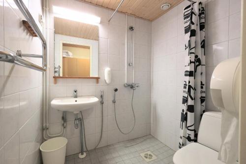 bagno bianco con lavandino e doccia di Hotelli Heimari a Heimari