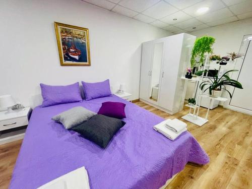 1 cama grande de color púrpura en una habitación en Studio 21, en Varna