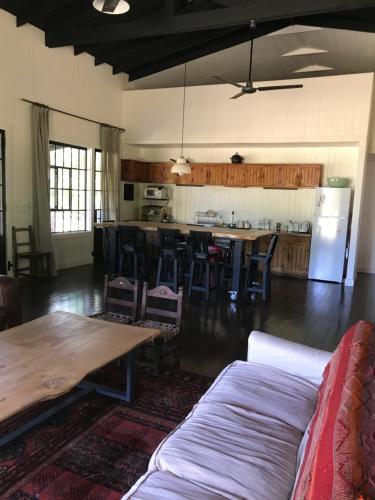 - un salon avec un canapé et une table dans l'établissement El Trueque Ranch, à Santa Coloma