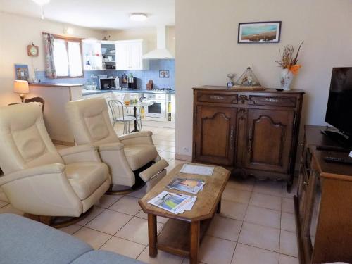 un salon avec un canapé, des chaises et une table dans l'établissement Royan - MAISON de PLAIN-PIED avec jardin clos - QUARTIER RESIDENTIEL, à Royan
