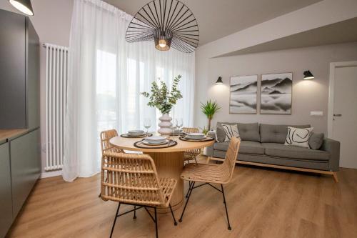 a living room with a table and chairs and a couch at 223 - Ma & Ma Luxury Apartment 1 grande - 500metri da mare e spiaggia, vicino alla Baia del Silenzio - PARCHEGGIO GRATIS PRIVATO INCLUSO in Sestri Levante