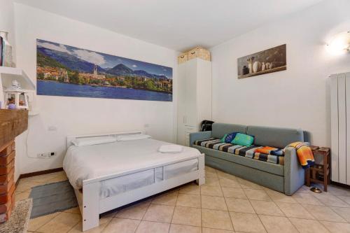 1 dormitorio con 1 cama y 1 sofá en Gigi House, en Verbania