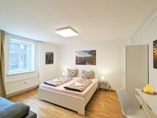 1 dormitorio con 2 camas y ventana en Urlaubsmagie - Große Wohnung für bis zu 10 Personen - F4, en Sebnitz