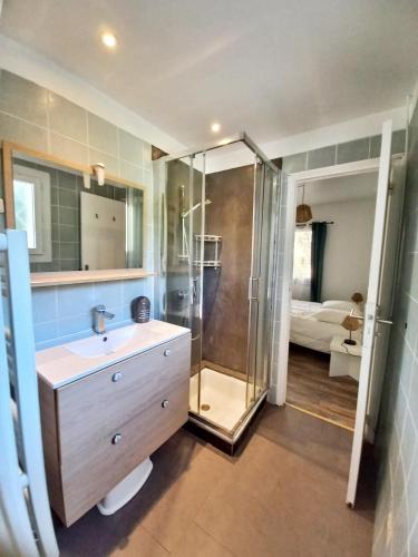 une salle de bain avec une douche, un lavabo et des toilettes dans l'établissement T3-Base Nature-Plages-Clim-WIFI, à Fréjus