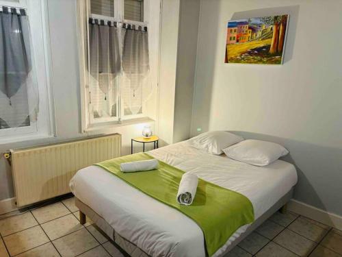 - une chambre dotée d'un lit avec une couverture verte et blanche dans l'établissement Une pause en baie de Somme, rez de chaussée, Wifi, à Abbeville