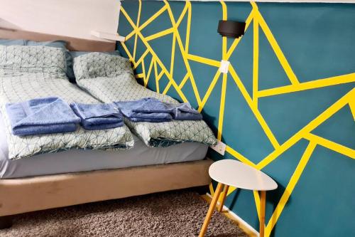 - une chambre dotée d'un lit avec un mur jaune et bleu dans l'établissement La Vida Loca Apartment, à Budapest