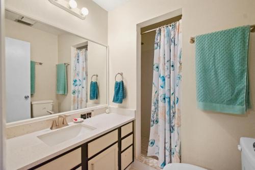 un baño con lavabo y espejo en 2 Bed/2 Bath Beach Condo, en St. Augustine