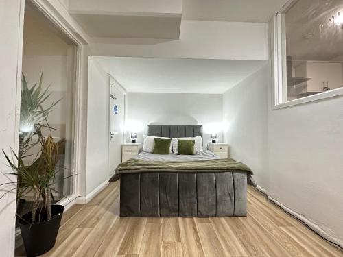 um quarto com uma cama grande e 2 almofadas em Cosy Studio Escape in Ilkeston with Netflix em Ilkeston