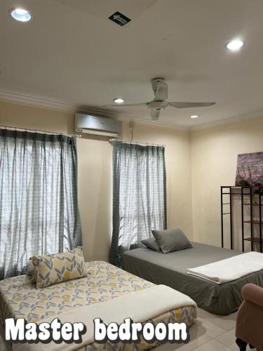 Postel nebo postele na pokoji v ubytování Landed Corner-Lot Townhouse Homestay GG Greenwood Gombak