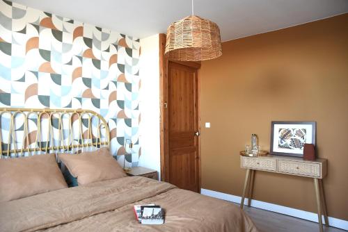 - une chambre avec un lit et un mur géométrique dans l'établissement At Huis, à Boeschèpe