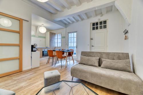 un salon avec un canapé et une table dans l'établissement Damien votre F3 2 chambres terrasse à Rouen, à Rouen
