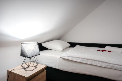 a bedroom with a bed and a lamp on a night stand at Apartament Dąbrówka w Winiarni in Dąbrówka Szczepanowska