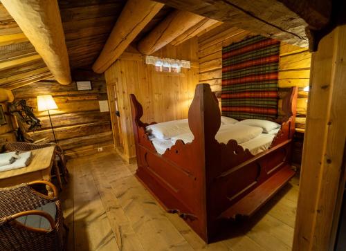 una stanza con due letti in una cabina di legno di Røisheim Hotel & Skysstasjon a Lom