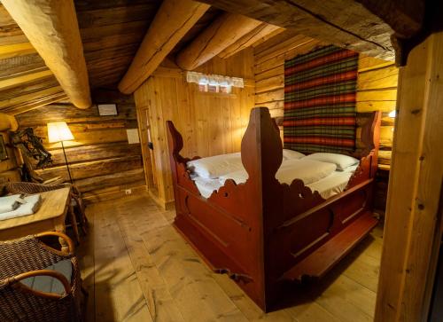 a room with two beds in a wooden cabin at Røisheim Hotel & Skysstasjon in Lom