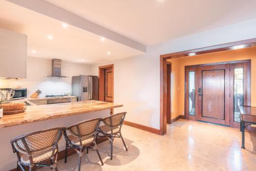 Η κουζίνα ή μικρή κουζίνα στο 3BR Beachfront townhouse at Puerto Bahia