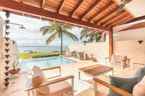 Πισίνα στο ή κοντά στο 3BR Beachfront townhouse at Puerto Bahia