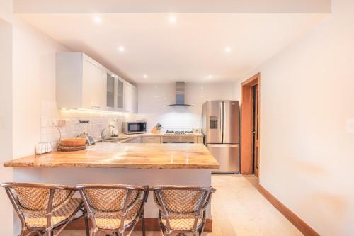 Η κουζίνα ή μικρή κουζίνα στο 3BR Beachfront townhouse at Puerto Bahia