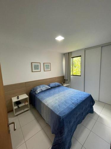 - une chambre avec un grand lit et une fenêtre dans l'établissement ILOA RESIDENCE I APT 107K, à Barra de São Miguel