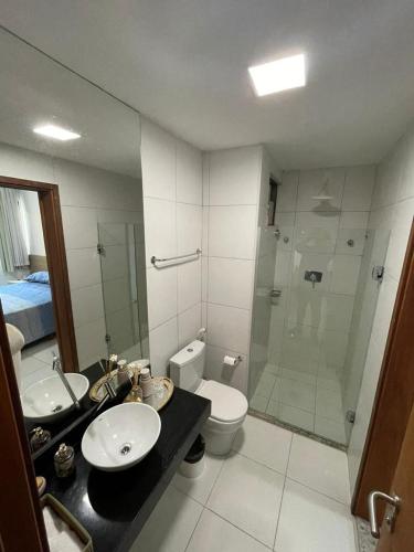 La salle de bains est pourvue d'un lavabo, d'une douche et de toilettes. dans l'établissement ILOA RESIDENCE I APT 107K, à Barra de São Miguel