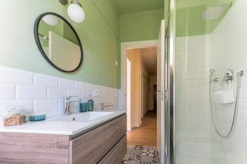 La salle de bains est pourvue d'un lavabo et d'un miroir. dans l'établissement Spacious Apartment in Sori with Large Terrace, à Sori