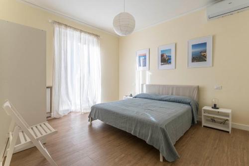 - une chambre avec un lit et une fenêtre dans l'établissement Spacious Apartment in Sori with Large Terrace, à Sori