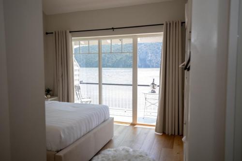 een slaapkamer met een bed en uitzicht op het water bij Serenity in Eşelniţa