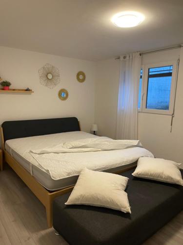 een slaapkamer met 2 bedden en een raam bij Tina in Villeneuve