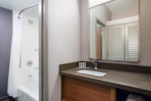 沃辛頓的住宿－哥倫布沃辛頓萬怡酒店，一间带水槽和镜子的浴室