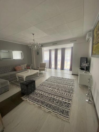 ein Wohnzimmer mit einem Sofa und einem Teppich in der Unterkunft Lavanda house in Konjic