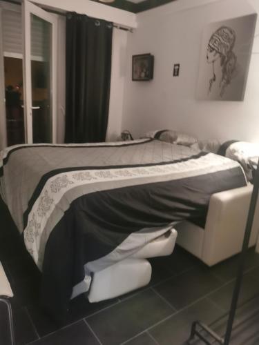 um quarto com uma cama, uma cadeira e uma janela em CHAMBRE CHEZ L'HABITANT - ROOM IN THE OWNER'S APARTMENT em Nice