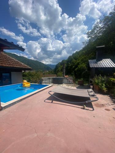 einen Pool mit Bergblick in der Unterkunft Lavanda house in Konjic