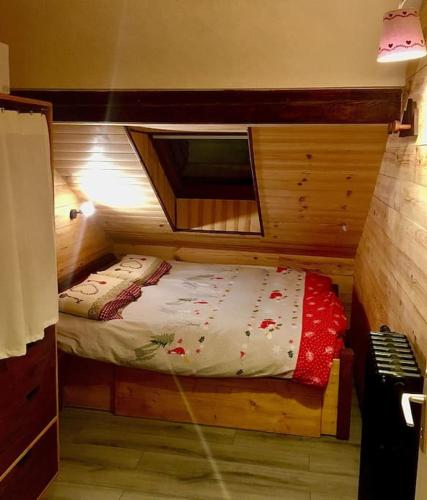 une petite chambre avec un lit dans une pièce dans l'établissement Mon petit Appartement Montagnard du Plateau, à Saint-Hilaire