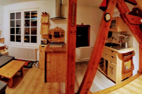 a room with a kitchen and a staircase in a room at Mon petit Appartement Montagnard du Plateau in Saint-Hilaire