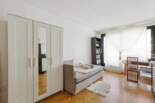 uma sala de estar com uma cama e uma porta de correr em Studio 25m indépendant Tour Eiffel em Paris