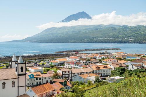 a small town with a mountain in the background at Engenho Hostel in Lajes do Pico