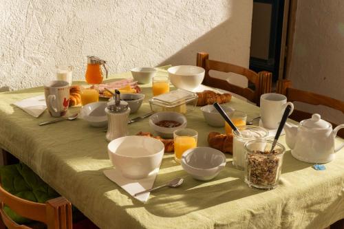 ein Tisch mit Frühstücksspeisen und Getränken darauf in der Unterkunft Les Balcons sur la Loire in Chalonnes-sur-Loire