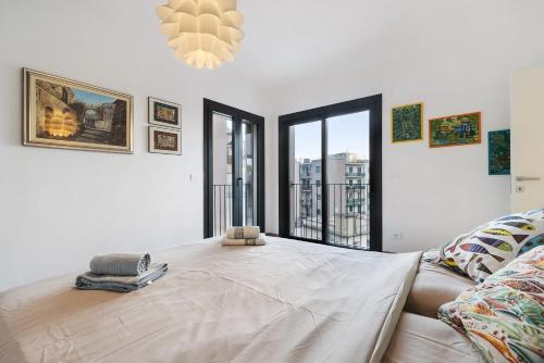 um quarto com uma cama e uma grande janela em Appartamento con vista Mare Noli em Noli