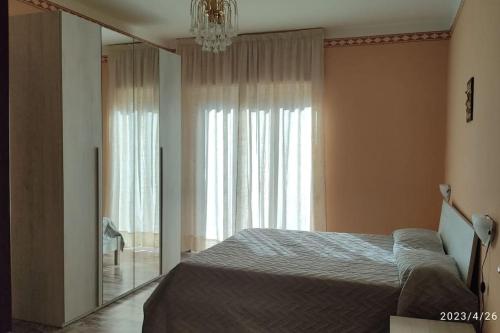 um quarto com uma cama e um espelho grande em La casa vacanza di Jano em Francavilla di Sicilia