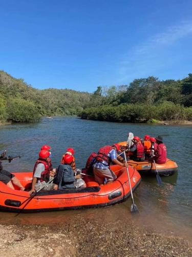 a group of people in a raft on a river at Doi Sang Farm Stay - ดอยซางฟาร์มสเตย์ in Ban Huai Kom