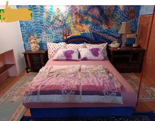 una camera da letto con un letto e un dipinto sul muro di Maravilja 7 a Belgrado