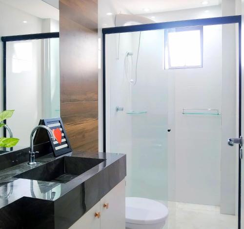 bagno con doccia in vetro e servizi igienici di 150m da praia em um fantástico edifício em Balneário Piçarras a Piçarras