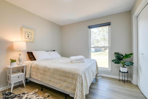 een slaapkamer met een bed en een raam bij Sanford Family Home with Deck about 2 Mi to Downtown! in Sanford