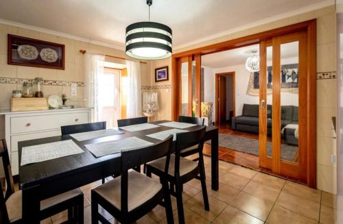 une cuisine et une salle à manger avec une table et des chaises dans l'établissement Casa do Miradouro, à Santa Bárbara