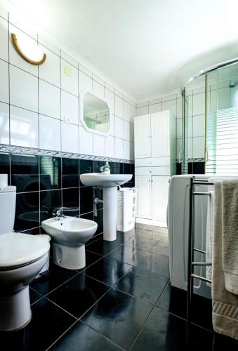 a bathroom with two toilets and a sink and a shower at Casa do Miradouro in Santa Bárbara
