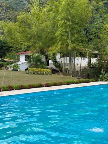 uma piscina em frente a uma casa em CRISTALES DEL RIO RESORT em São Rafael