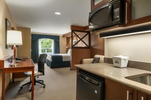 Η κουζίνα ή μικρή κουζίνα στο Days Inn & Suites by Wyndham Brandon