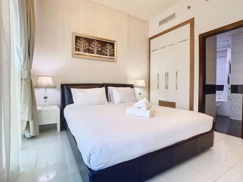 a bedroom with a large white bed in a room at Key View - Glamz Residence Tower 2 in Dubai
