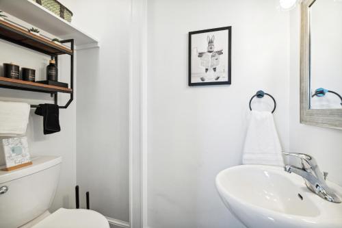 Logan's House في فريدريك: حمام أبيض مع حوض ومرحاض