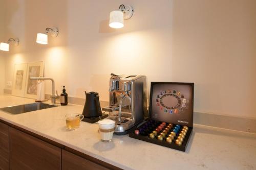 een aanrecht met een mixer en drankjes erop bij Huishotel Bed bij Bort in Ommen