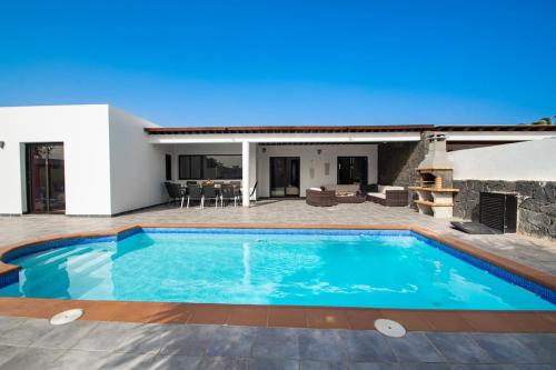 Casa Marlay Spacious, heated Pool, BBQ & Fast Wi-Fi only 15 minutes walk to town